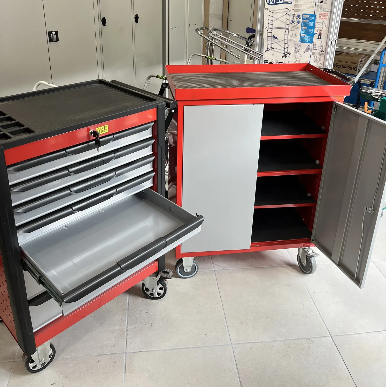 Carrello portautensili aperto con cassetti