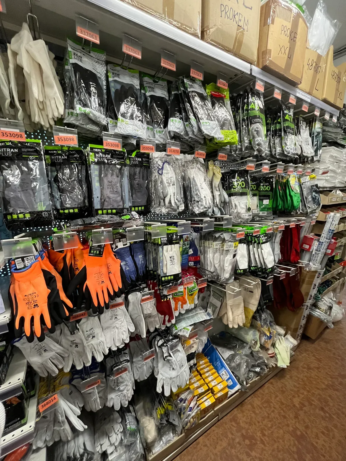 Guanti da lavoro e accessori antinfortunistici appesi