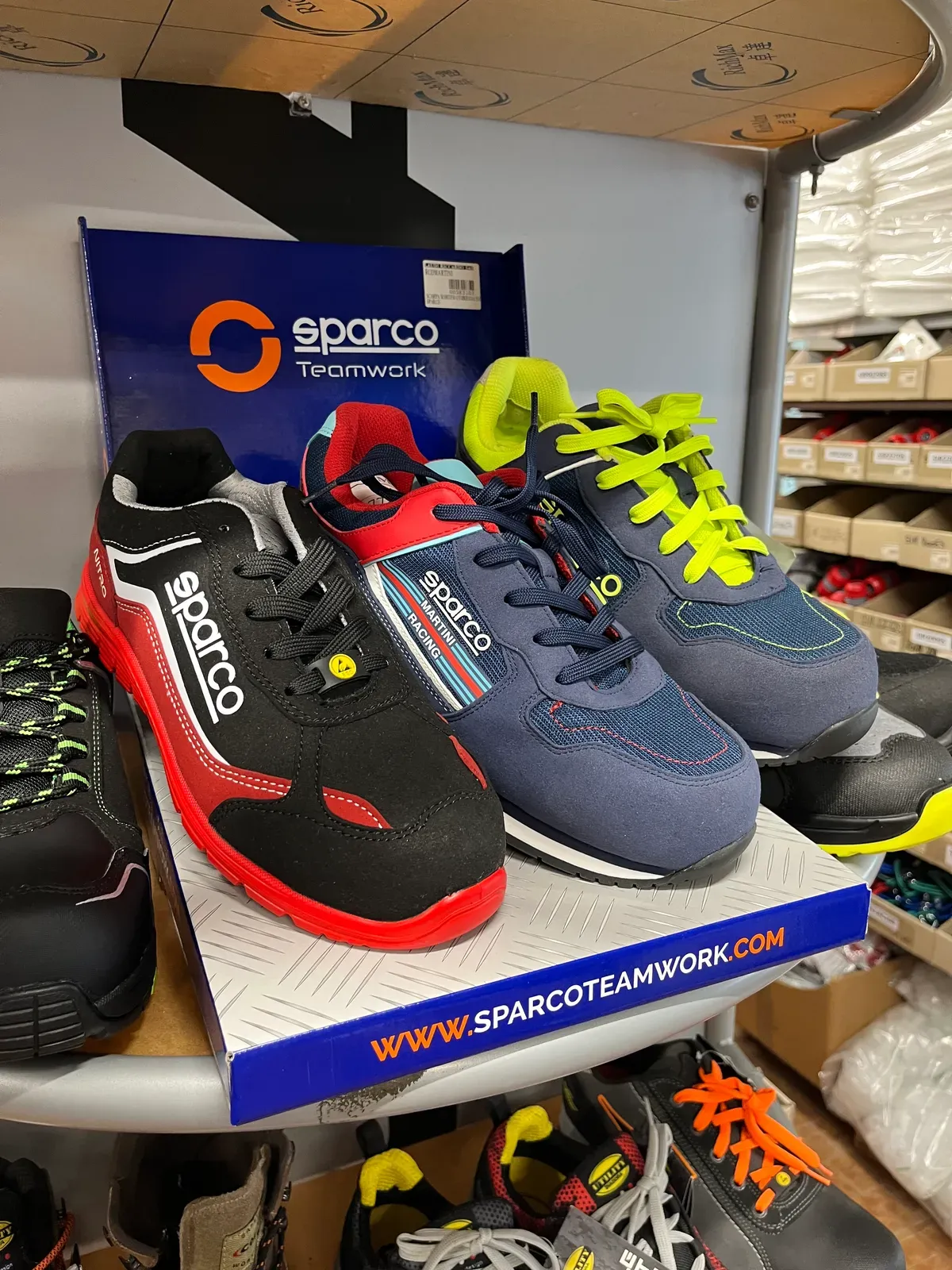 Scarpe antinfortunistiche Sparco in esposizione