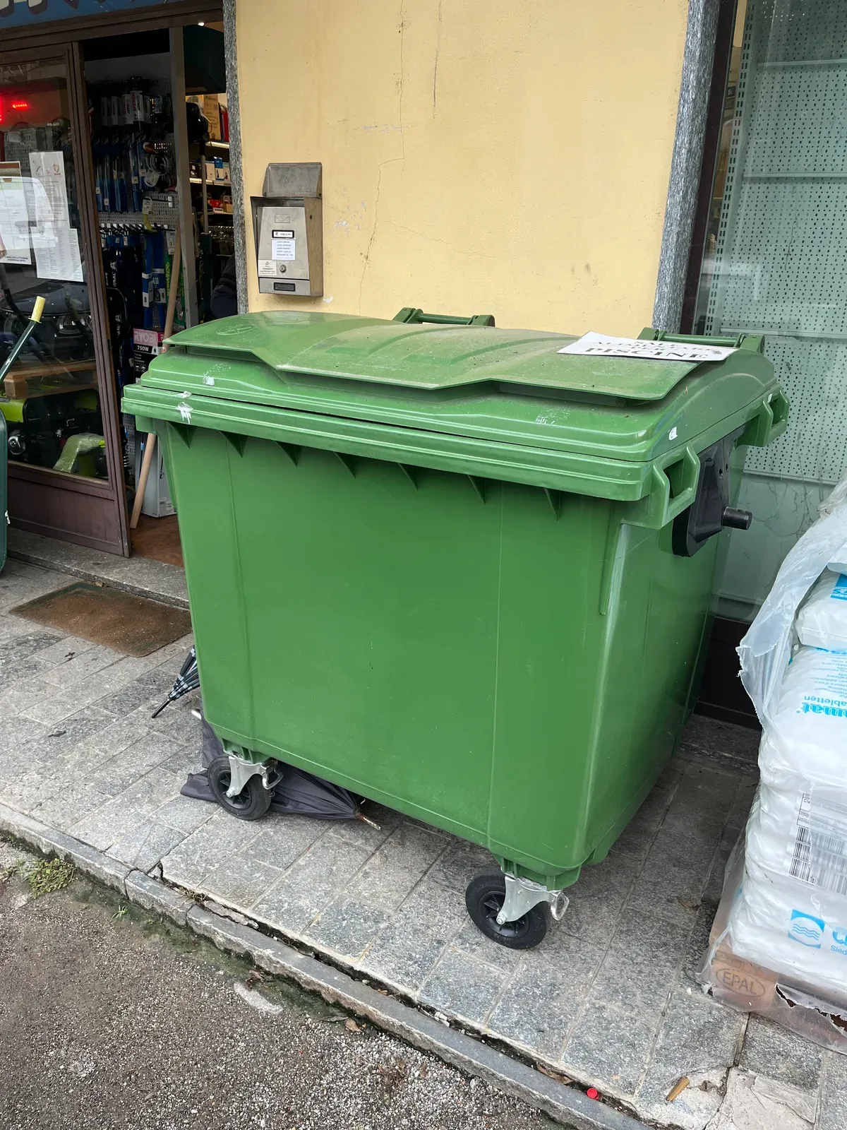 Contenitore carrellato verde per rifiuti