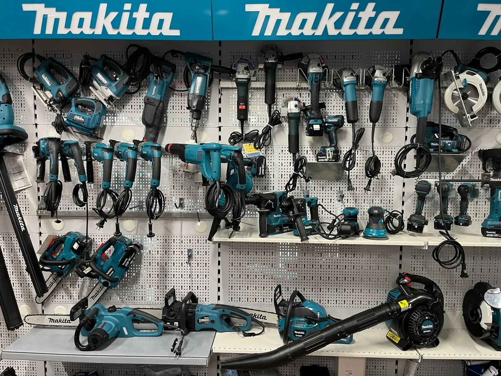 Espositore Makita con decespugliatori e tagliasiepi