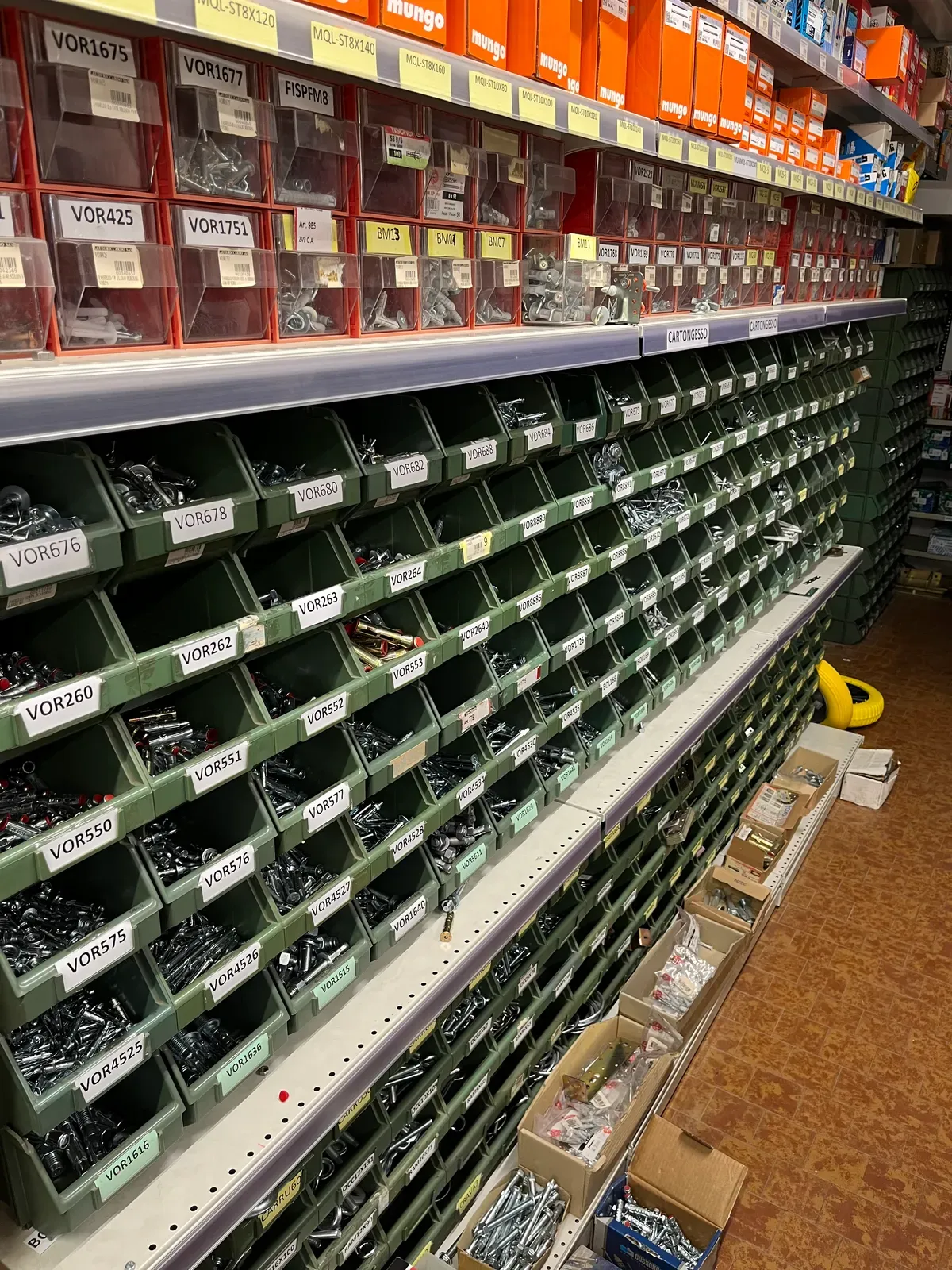 Scaffale con cassettini di minuteria e viteria
