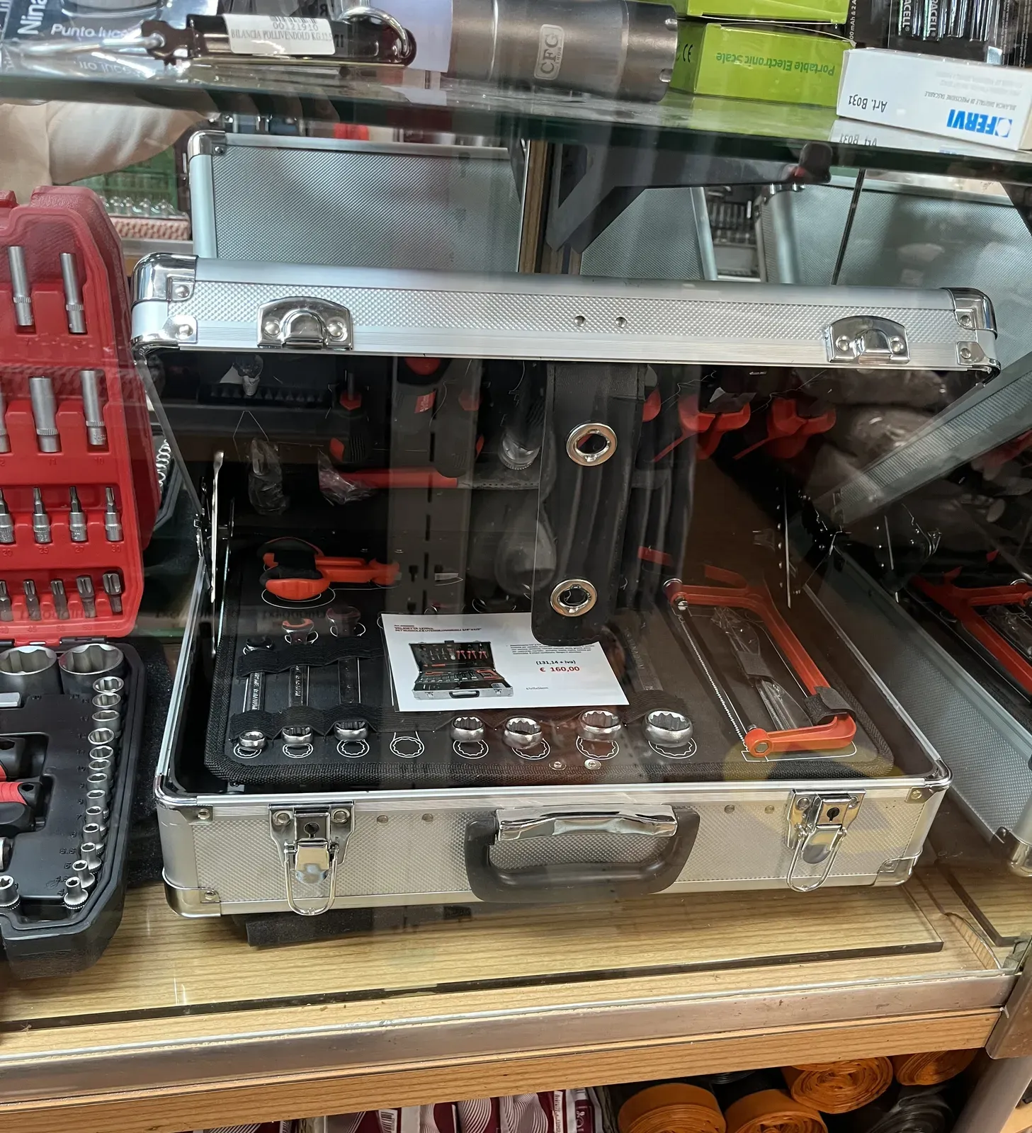 Valigetta con utensili elettrici e accessori