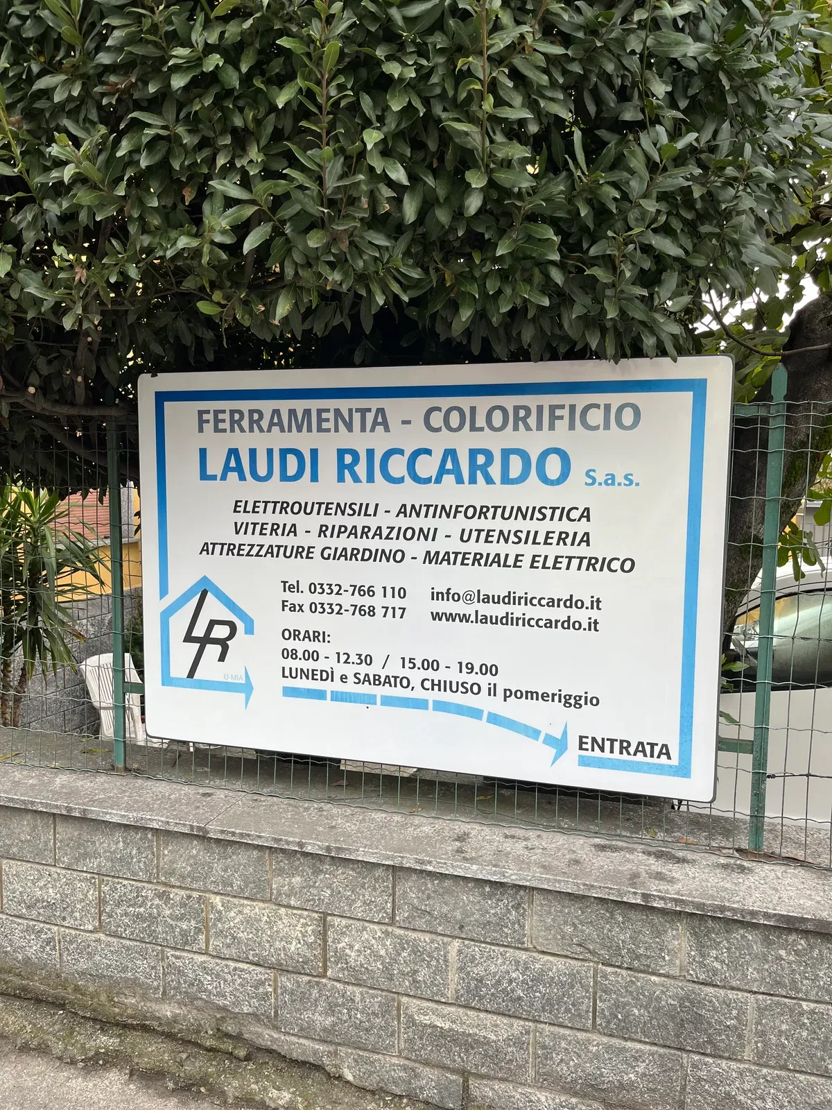 Insegna d'ingresso con orari di apertura del negozio