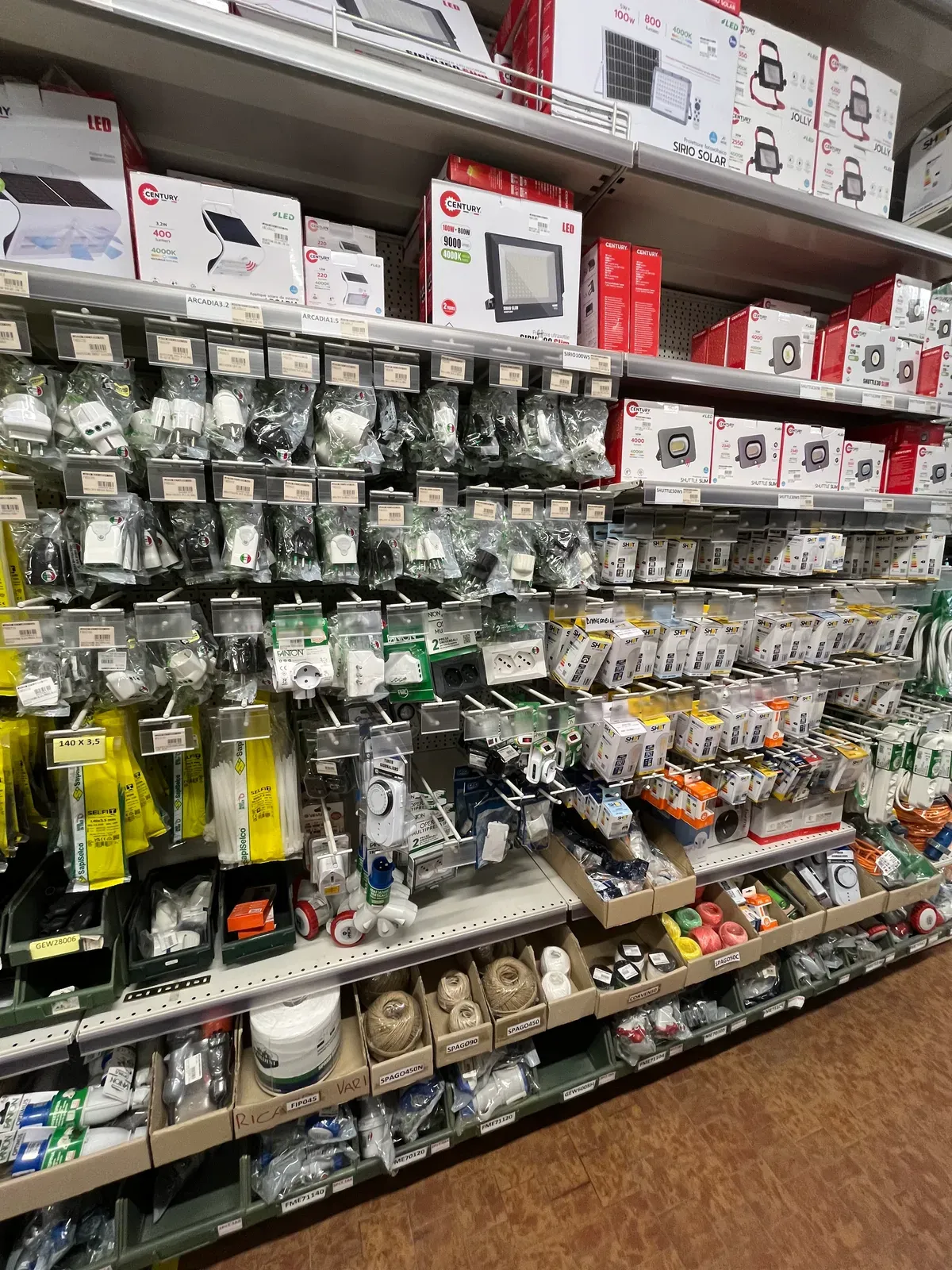 Parete con utensili elettrici e accessori vari