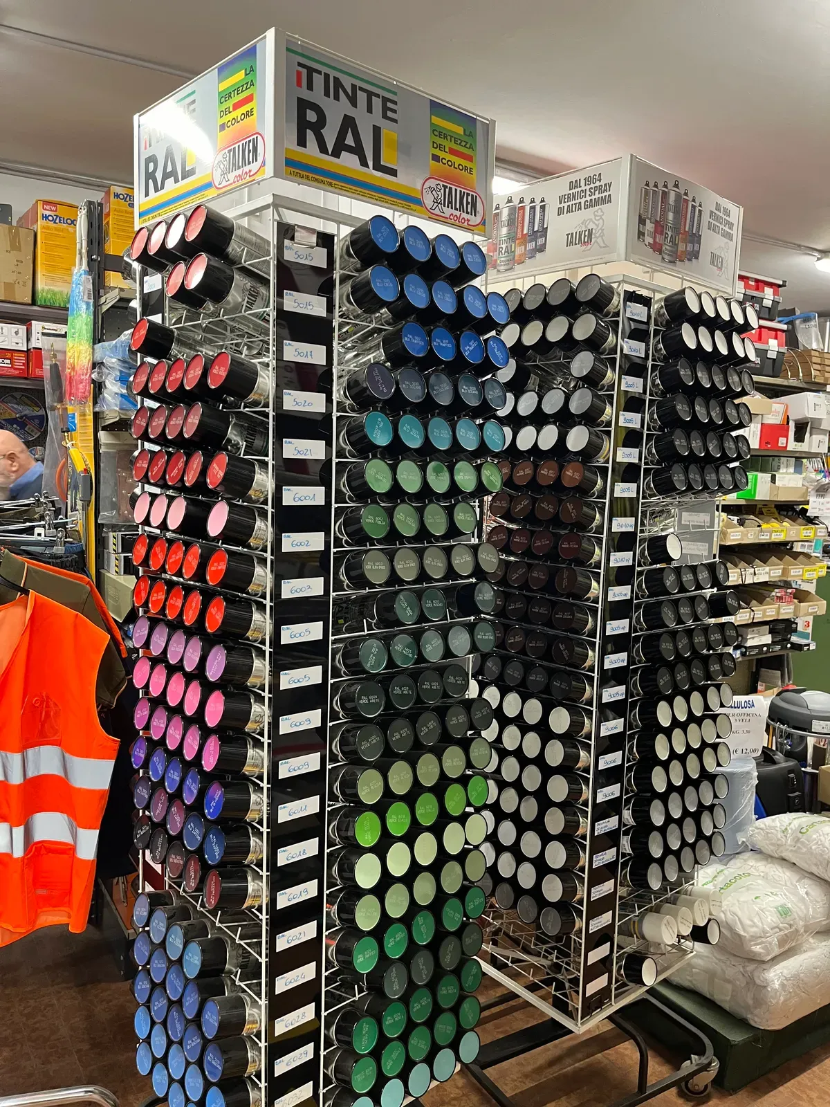 Espositore con manopole, pomelli e accessori